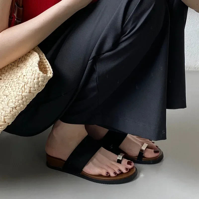 Dámské semišové kožené sandály s detailním kroužkem — na denní nošení