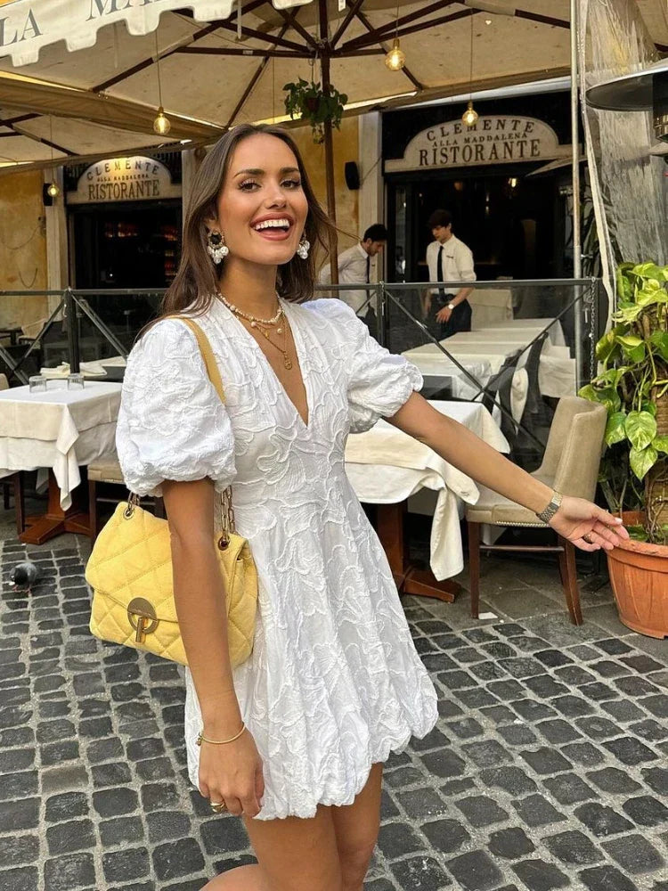 Vestido Mini Bordado de Manga Corta Abullonada con Cuello en V
