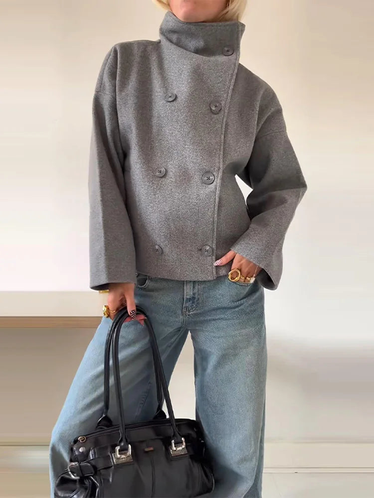 Cappotto corto da donna incrociato con collo alto e tasche laterali