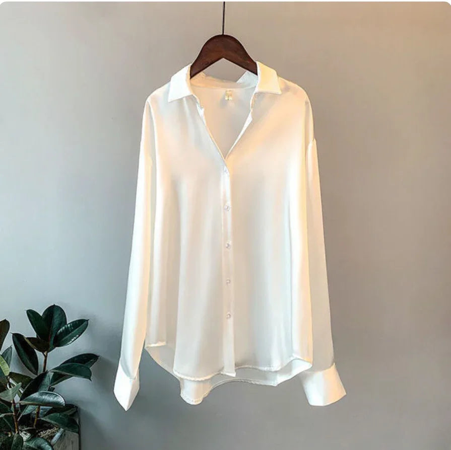 Camicia in raso da donna a manica lunga con bottoni e collo a rever elegante