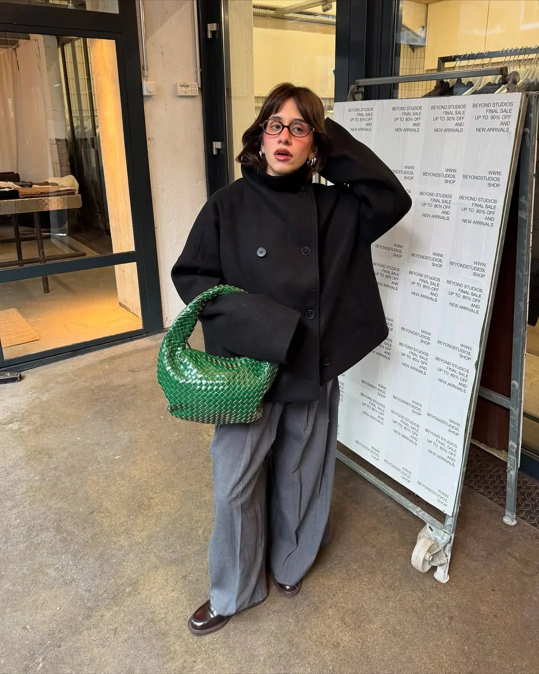 Abrigo corto de mujer cruzado con cuello alto y bolsillos laterales