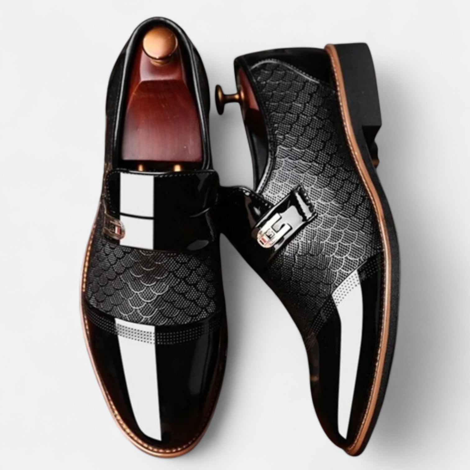Eliaro Moda | Zapatos de Vestir para Hombre en Cuero Charol – Diseño Pulido con Hebilla y Elegancia Atemporal