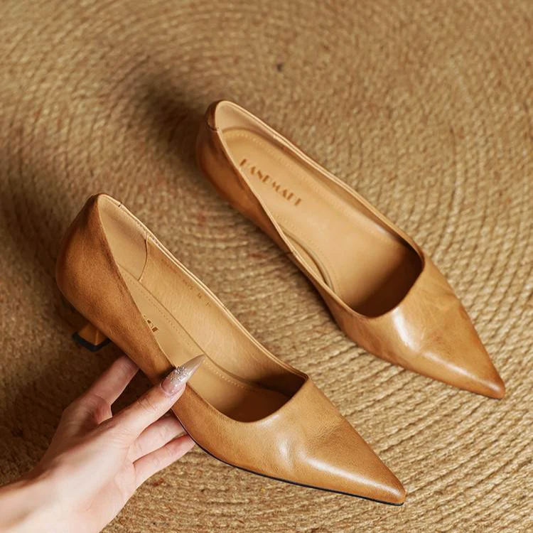 Sapatos de salão em pele genuína com bico fino e salto kitten