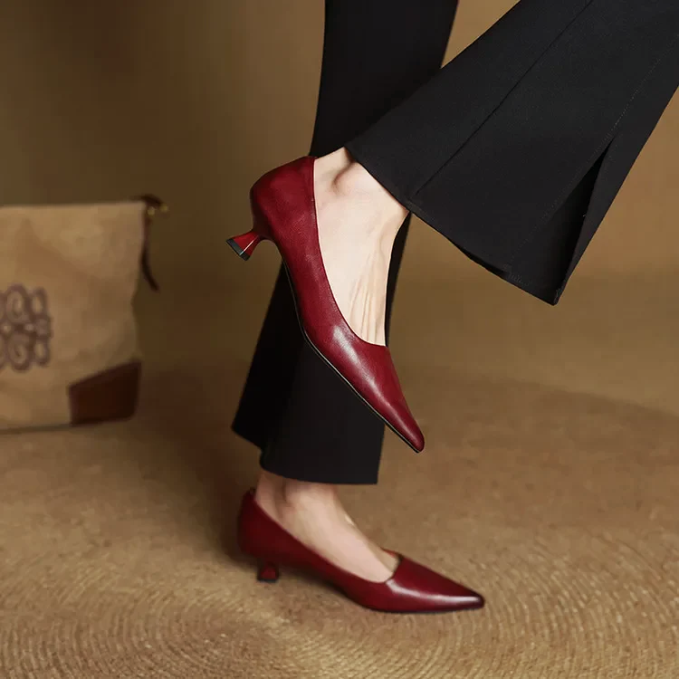Sapatos de salão em pele genuína com bico fino e salto kitten