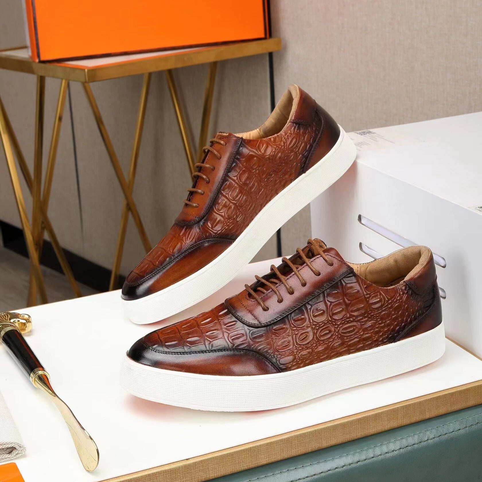 Scarpe in Pelle con Incisione Coccodrillo e Suola in Gomma con Lacci da Uomo