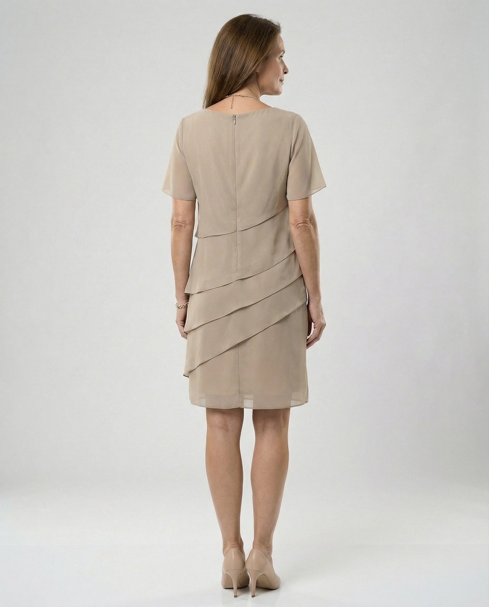 Vestito in Georgette a Taglio a Strati con Collo Rotondo e Manica Corta da Donna