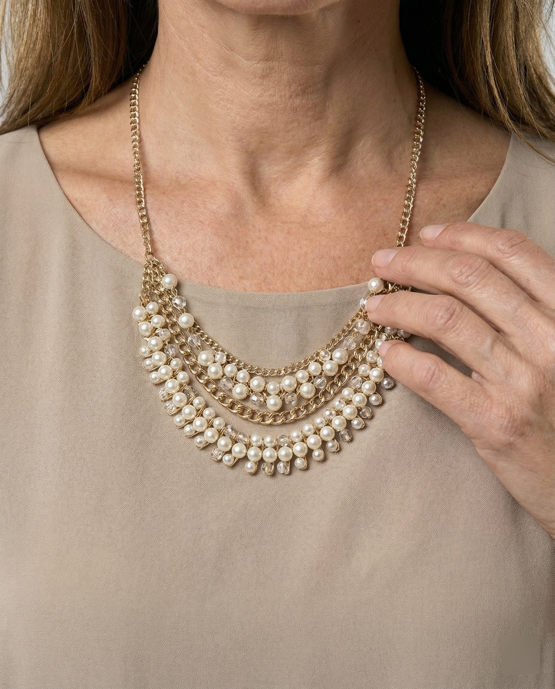 Vestito in Georgette a Taglio a Strati con Collo Rotondo e Manica Corta da Donna