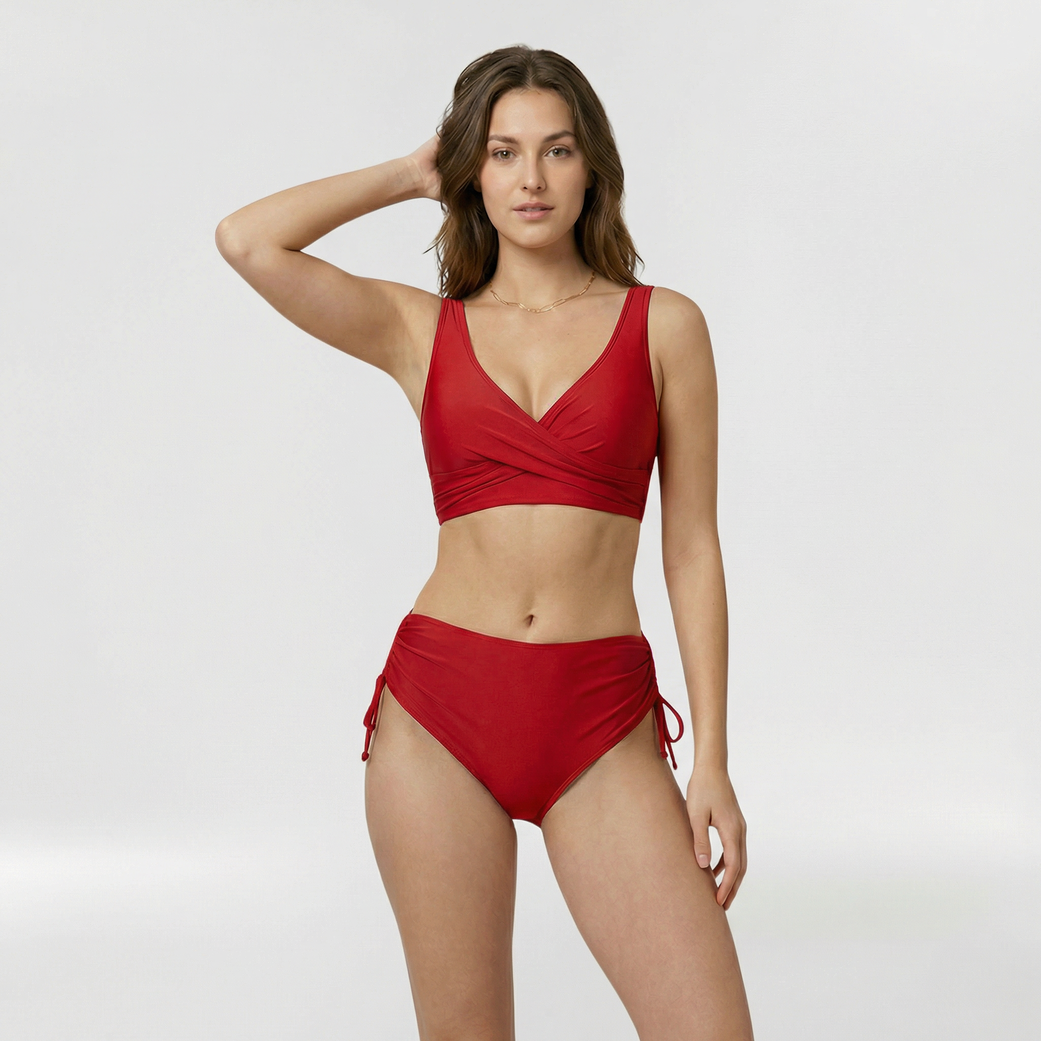 Bikini a due pezzi avvolgente con spalline larghe e slip con fiocchi
