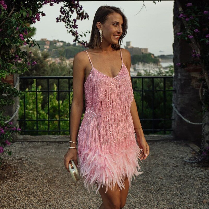 Robe mini à sequins avec franges et plumes, coupe ajustée avec décolleté en V