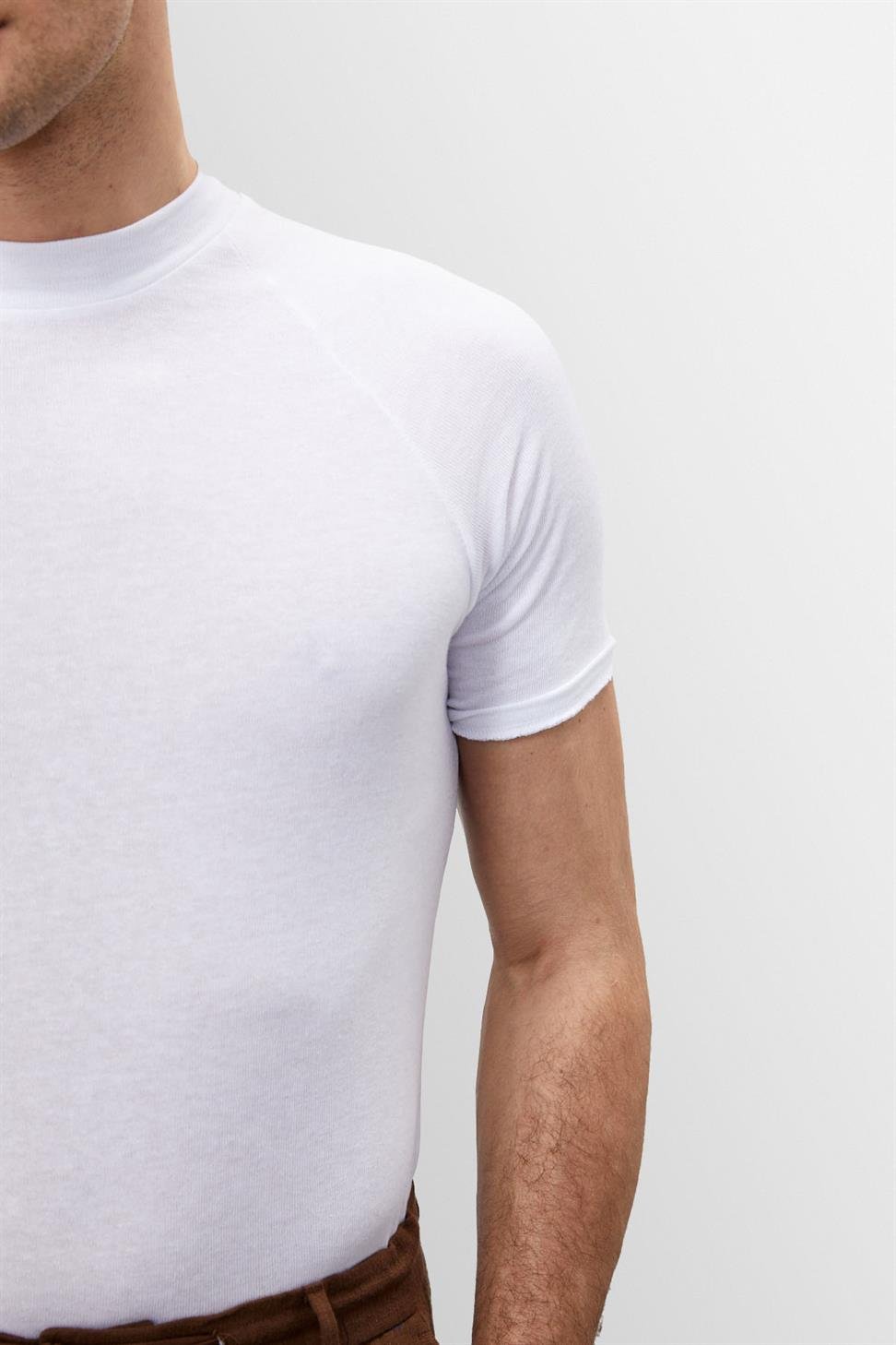 Tricou bărbătesc mulat cu guler înalt și mâneci scurte, stil casual